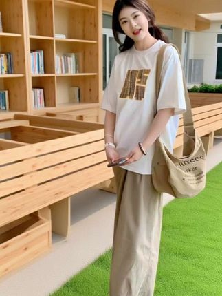12 - 18岁少年少女必入!韩系慵懒学院风套装 青春正好的12 - 18岁小伙伴看过来!这套韩系慵懒学院风休闲套装,绝对是今夏的时尚宝藏 。 短袖T恤简约百搭,充满青春活力,与阔腿裤搭配,随性又自在。阔腿裤宽松的版型,走路都带风,不仅舒适,还能巧妙修饰身形。无论是校园时光,还是周末出游,穿上它,轻松营造韩系慵懒氛围,时尚感瞬间拉满,让你成为人群中的潮流焦点~ #夏季穿搭 #被路人问爆的夏日度假ootd #一击即中的夏日穿搭#穿搭的尽头是极简 #夏日裙子配鞋子的穿搭公式