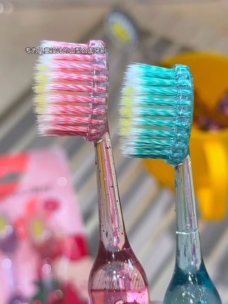 专门为小朋友设计的凸面牙刷,太好用了吧!blingbling的巨好看,小朋友喜欢的不得了!趁划算,妈妈们快给你家孩子也安排上吧!#儿童牙刷#儿童軟毛牙刷#牙刷#超便宜超划算#牙刷多久换一次