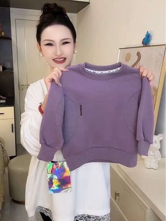 家有宝贝的,这件男女宝都能穿的卫衣快来安排上吧!它是简约纯色的设计,而且还是休闲圆领的款式,穿上很舒服,也很百搭。赶快行动吧!#卫衣穿搭 #穿搭分享 #卫衣推荐 #时髦穿搭 #卫衣控看过来