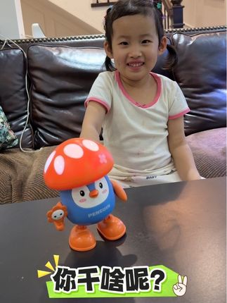 太逗了 谁发明的啊会跳舞会说话的企鹅😂 哪有小朋友能拒绝这个啊😂一个会跳舞的企鹅蘑菇萌萌的超可爱!会唱歌会跳舞还能学说话!自己在家玩半天 太逗了!#益智玩具#早教机#宝宝学说话#音乐启蒙