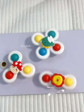 孩子的快乐很简单,吸盘转转乐没有娃不爱玩的,给他一个每天都要扒拉玩很久,造型萌趣,铃声清脆,走哪吸哪,玩的同时还能#锻炼宝宝手眼协调能力 及手部精细动作,宝宝很喜欢#转转乐 #哄娃神器
