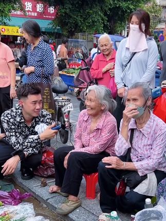 遇到困难点的阿婆该出手就得出手#我的乡村生活 #正能量 #关爱老人 #农村生活 #欧阳锋广东小火鸡