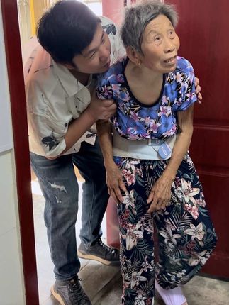 被奶奶宠爱长大的孩子,奶奶硕无论你长多大,在我这你永远是孩子,如今奶奶已91岁,也应该换我来加倍宠爱奶奶#记录真实生活 #农村生活 #隔辈亲