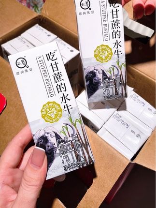 快快快,赶紧去抢这个认养水牛奶的大羊毛!它家的水牛奶平时是真的贵,现在一箱十瓶,你看看才多少?而且都是两百毫升正装,每一盒就有8.0克的乳蛋白 ,配料只有生水牛乳和生牛乳,喝起来就像融化的冰淇淋一样,入口清甜,奶香浓郁,一点也不腥,现在下单还送中秋礼袋#牛奶 #水牛奶 #仙女都在喝什么 #纯牛奶