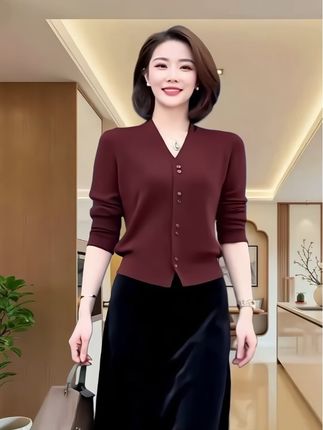 春秋百搭显瘦V领长袖妈妈装针织衫女宽松时尚洋气妈妈微胖小衫#今日分享 #穿搭搭配分享 #显高显瘦 #减龄气质穿搭 #谁穿谁漂亮