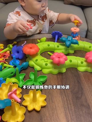 一岁的宝宝一定要给她玩插花玩具,既锻炼了手眼协调,还能提升专注力和空间感知能力#益智玩具 #乐乐鱼 #插花玩具