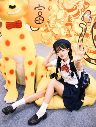 啊啊啊!看展这么拍也太出片啦🌼。果然姿势越大越出片! 多巴胺也太好拍啦~ #灵感跟拍废片拜拜 #灵感跟拍推荐官 #拍照姿势 #看展拍照 #拍照动作
