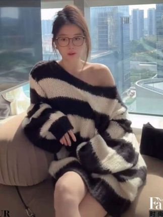 XYSF极简 不过时的慵懒性感黑白条纹大毛衣#辣妹穿搭 #名媛气质 #慵懒风 #可甜可盐 #高级感穿搭