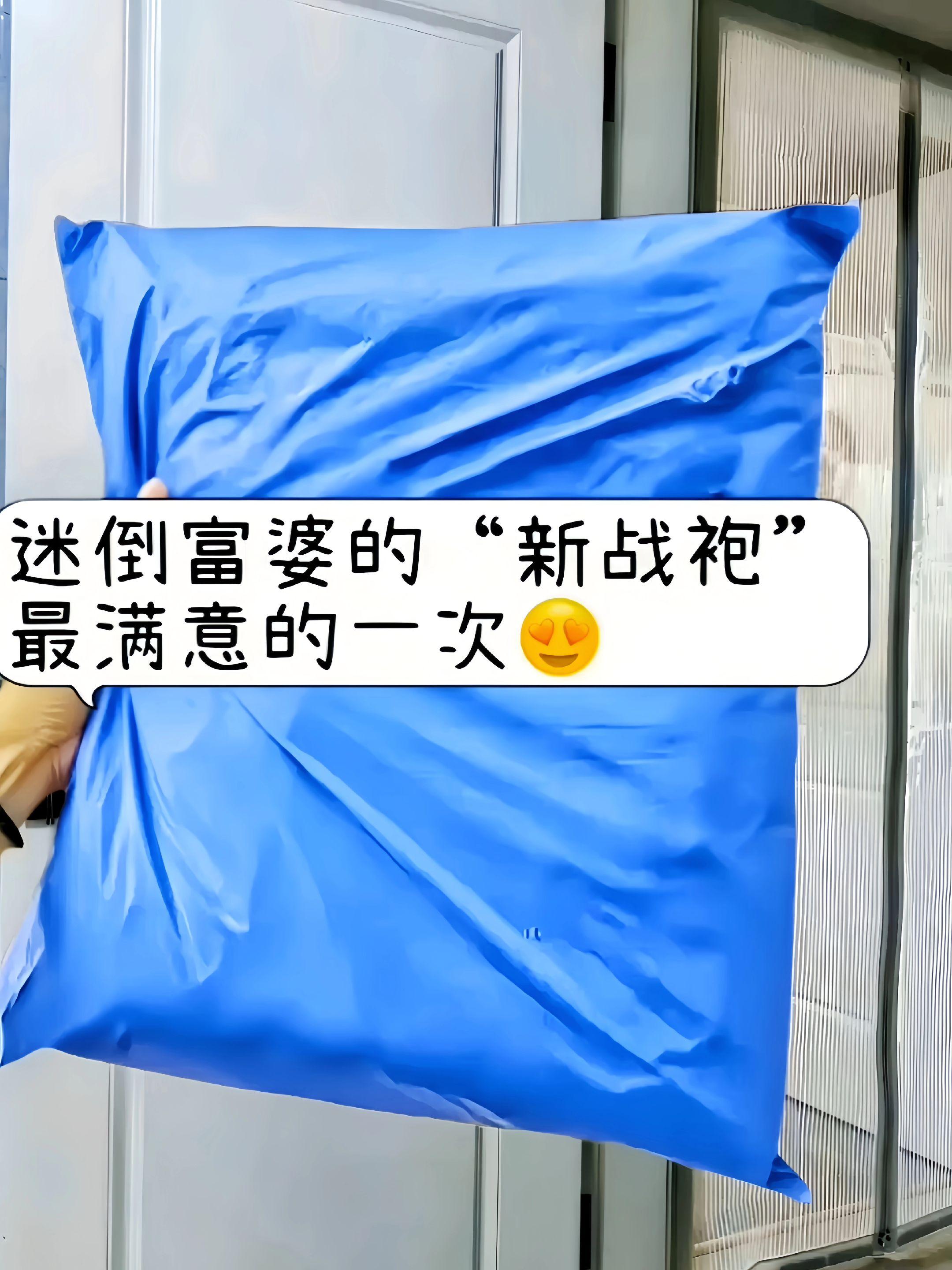 春秋男士皮衣外套~百搭又不贵。别再买显邋遢的皮衣了!秋冬男友力爆棚战袍!这款皮衣回头率太高啦! 降温刚需的皮衣被我挖到宝了!TUCANO啄木鸟这款海宁新品直接戳中审美点。潮流立领一拉,机车风那味儿瞬间拉满,酷帅又精神。PU皮质感在线,摸起来柔韧不廉价,防风力max。版型是藏肉的修身款,170穿到185都适配。内搭卫衣是街头潮男,配衬衫又能通勤,秋冬随便套都不踩雷。这个季节的帅气,一件就够撑场面🔥#谁穿谁好看 #高级感穿搭 #品质男装 #男士皮衣 #男士外套