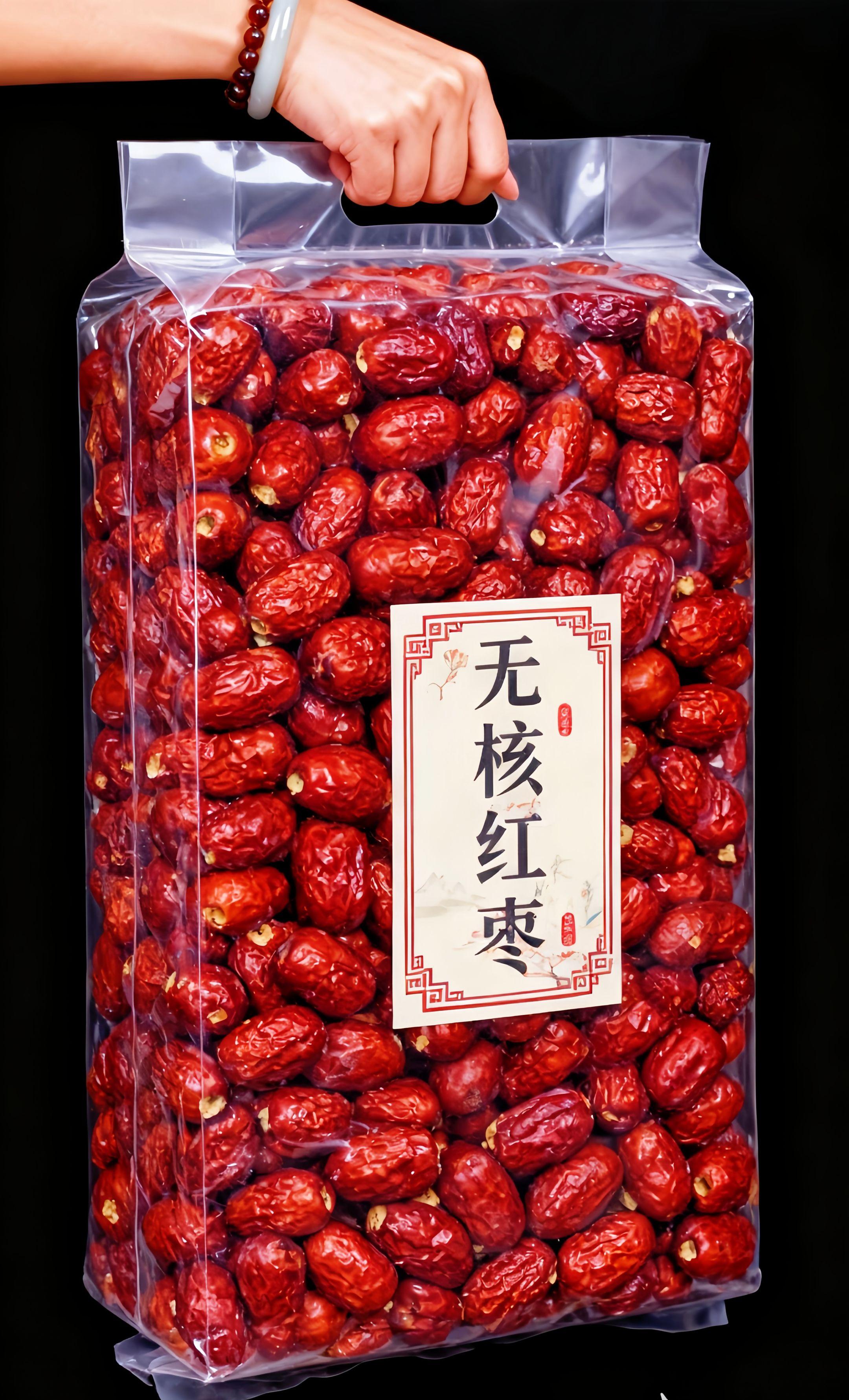 无核红枣。宝子们,无核红枣也太省心了!颗颗饱满圆润,红得发亮,不用吐核,吃起来方便。 直接抓一把当零食,甜丝丝的带点嚼劲;煮粥时丢几颗,粥香混着枣香;煲汤放几个,鲜味里多了份甘甜。小时候妈妈总说红枣好,现在这无核的,吃着痛快,全家都爱这口甜。 #无核红枣 #红枣 #大枣 #每日分享 #灰枣