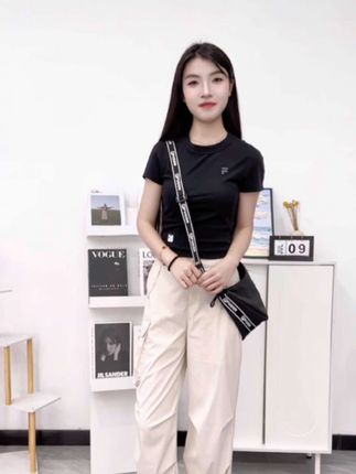 这件T恤怎么肥事,这么显瘦的!✨ FILA FUSION这件T恤怎么肥事啊,这么会显瘦,黑色衣身,紧身版型,上身一整个藏肉显瘦,真心喜欢!搭配起来也是很轻松的👍🏻#斐乐 #斐乐潮牌 #黑色显瘦穿搭