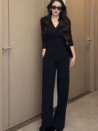 ins韩系辣妹女装搭配一整套早秋v领上衣休闲阔腿裤子高级穿搭秋冬#今日穿搭 #高级感穿搭 #时尚穿搭 #辣妹风穿搭 #简约时尚穿搭 @DOU+上热门 @DOU+小助手