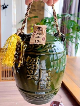 绍兴十五年陈酿老黄酒,甄选糯米小麦,鉴湖清泉,古法精酿。琥珀色泽,醇厚绵香,陶瓷封坛锁鲜。自饮送礼皆上品。#好喝不贵#黄酒文化#绍兴#陈酿#不错不错味道好极了