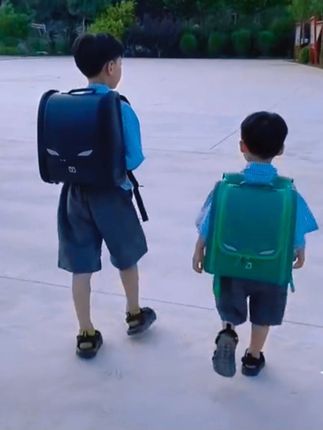 #书包 #减负护脊书包 韩版欧巴贵族小王子多功能皮质书包!超轻减负防刮耐磨!小朋友自己就可以打理哦!好酷哦