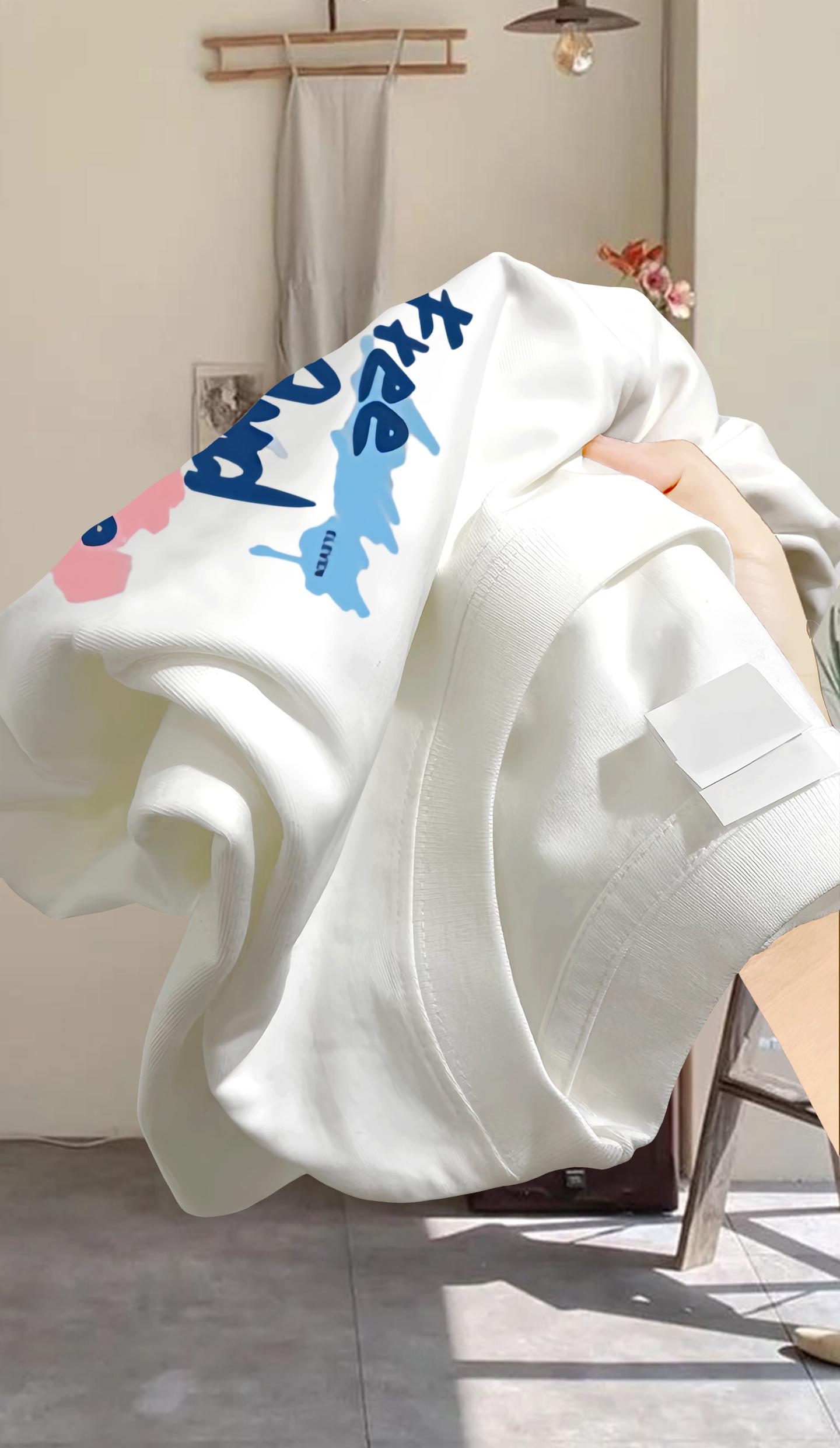 胖 mm 天菜!弧形下摆长袖 T 恤太 这款大码女装小众弧形下摆纯棉长袖 T 恤,简直是显瘦神器~弧形下摆设计别致又藏肉,宽松的版型对各种身材都友好,纯棉材质亲肤又舒适,春秋穿刚刚好。 不管是搭配牛仔裤,打造休闲风;还是配半身裙,营造温柔感,都很绝。胖 mm 穿上也能轻松 hold 住,遮肚子效果一流,日常出街、上班通勤都合适,想要显瘦又舒适,选它准没错~#长袖T恤 #大码女装 #显瘦穿搭 #初秋穿搭 #打底衫