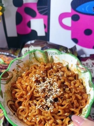 一大箱12包才十几块,炸酱面脑袋直接冲,这波不薅亏大了!#芯蒸呈  #炸酱面 #好吃不贵经济实惠 #泡面 #宽面