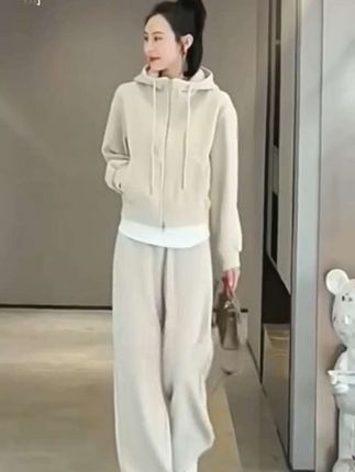 直筒休闲裤流行秋季运动套装,春秋拉链开衫连帽减龄卫衣两件套女款#时尚休闲套装 #休闲百搭 #休闲减龄穿搭 。
