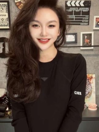高弹力精梳棉三角字母标长袖T恤女修身显瘦透气亲肤休闲圆领上衣#时尚#爆款#新款#百搭#潮流