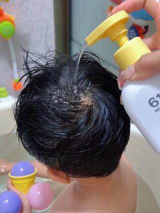 孩子的洗发水一定要选对,头油打结还一股味道的,一定要试试#崔玉涛 参与研发的#一页洗发水 深层清洁的同时呵护头皮环境,清爽蓬松好几天#母婴好物 #好物分享 #一页