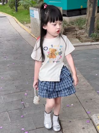 渐渐的我发现 ,她成为了我现在唯一的朋友 ,我想去某个地方她会去 ,我想吃什么一起去买 她会陪 ,她好像从来都不会扫兴 ,一直在提供良好的情绪价值 ,忽然就觉得 其实需要陪伴的不是她而是我#我的女孩👧🏻 #夏季穿搭 #生女儿就是用来打扮的