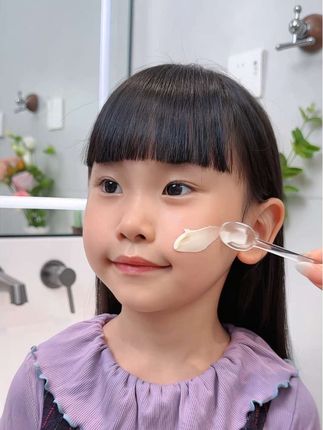 一到换季宝宝小脸就开始有小状况,快试试#贝德美婴儿多效霜,专为宝宝设计,配方温和滋润好吸收不黏腻,这个秋冬有它就够了#儿童面霜 #换季护肤#母婴好物