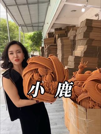 纯手工编织小鹿 一根一根藤条编织而成,活灵活现的带底座小鹿,既美观又实用,喜欢的姐妹可不要错过哦#藤编 #藤编手工 #水果篮 #收纳 #果盘收纳盒新年必备