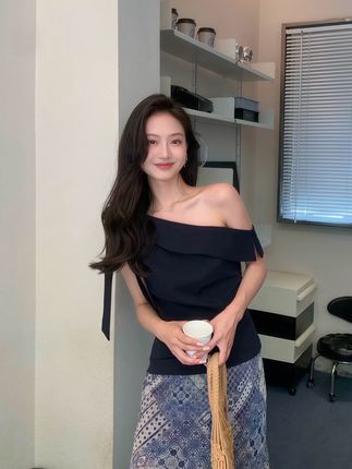 把松弛感穿身上了✨ 单肩设计小露肩颈线 搭配花纹半裙 日常又出挑 一套自带氛围滤镜 谁穿谁是美女🥂 #OOTD穿搭 #气质穿搭 #夏日穿搭 #连衣裙推荐 #氛围感穿搭