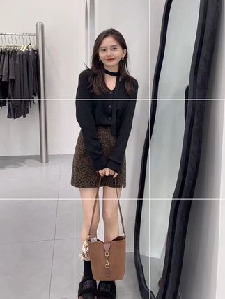 《夜色魅惑》夜色初垂,她为赴一场属于自己的约会。黑色丝绒上衣妥帖勾勒线条,挂脖设计让肩颈曲线如天鹅般优雅。手指轻抚过领口,那里藏着白天被工牌勒出的红痕。 下身搭配的豹纹半身裙翩然摆动,野性花纹在步履行进间若隐若现。她松开总是束起的发髻,耳畔碎发扫过锁骨处的丝质系带。 地铁玻璃窗映出她的倒影——温婉的丝绒与不羁的豹纹奇妙共生,像她终于和解的两面性。当列车驶过江面,万家灯火掠过她带笑的眼睛。 原来最动人的装束,从来不是取悦世界的战袍,而是与自己灵魂的默契共舞。今夜,她要赴约的,是城市那端崭新的自己。 #穿搭小心机 #穿搭 #韩系穿搭 #通勤搭配 #裙子控