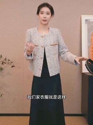 姐妹们,这件小香风外套真的太绝了,穿上它简直变身气质女神!它是那种很经典的款式,永远不会过时,而且超级百搭,随便配个牛仔裤或者小裙子都很好看,非常适合日常出行,聚餐宴会!#高端女装#精致穿搭#高级感穿搭#穿出高级感#谁穿谁好看