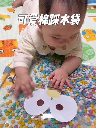 他真喜欢这个彩色的踩水带呀,一玩就是好一会儿😄#踩水袋 #自己玩的不亦乐乎 #爱玩的宝宝 #宝宝玩具 #人类幼崽