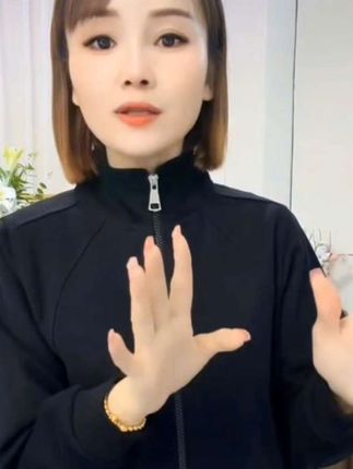 谁懂啊!真的好爱这种酷酷的穿搭,一件正肩立领卫衣外套,搞定你的秋季穿搭,不管是搭配牛仔裤还是半身裙,都能轻松驾驭,无论是上班通勤还是周末出游,都可以穿得美美的。#减龄穿搭 #遮肉显瘦#休闲百搭#棒球服外套#谁穿谁好看