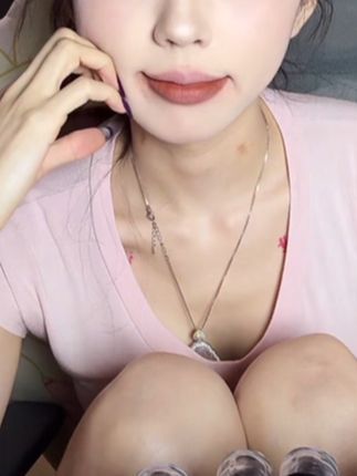02色号是最热卖的色号,淡化唇纹的唇釉