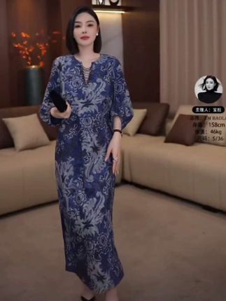 #青花瓷蓝花纹连衣裙#时尚休闲穿搭 #谁穿谁好看#洋气减龄#时尚休闲@DOU+小助手