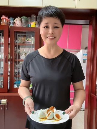 吃腻了馒头豆浆,还是咸鸭蛋配白米粥最下饭。#流油起沙 #咸鸭蛋 #不齁咸的咸鸭蛋