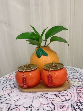 柿柿如意,心想事成!搬新家记得带一对柿子回家,寓意以后的生活事事如意,心想事成。它不仅是一个好看的摆件,还是一个实用的家居用品。把它放在客厅里,既好看又有好的寓意!