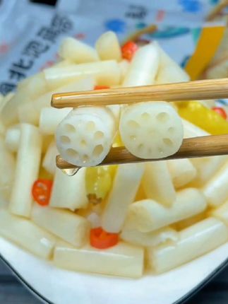 又酸又辣泡藕带!可以开袋即食也可以随便搭配点牛肉炒一下,口感清脆又爽口很好吃!#藕带 #酸辣藕带 #藕 #泡椒藕带怎么做