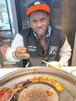 外地朋友想学贵州人划拳#贵州美食#凉都青瓦房烙锅#王帅最爱吃的青瓦房烙锅#网红打卡青瓦房是有道理的#青瓦房拳王争霸