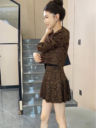 秋季网红新款时尚洋气百搭休闲复古豹纹外套十加褶裙#裙装穿搭 #时尚气质穿搭 #半裙搭配 #穿搭