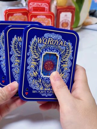 万全铁盒塑料扑克牌,古典风格的背版,好看又有古风的味道,可以水洗使用时间长#扑克牌 #掼蛋 #古风 #好物推荐🔥 #高端大气