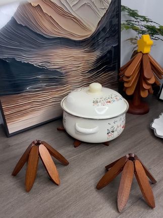 家人们快来看!这棵“小树”居然是隔热垫!放上锅碗就乖乖低头,拿走后马上挺直腰杆沥干水分,萌到犯规!镂空树干加速晾干,天然实木材质耐用又安全,当餐桌垫用直接美出新高度! #会跳舞的小树隔热垫 #实木隔热垫 #餐桌垫 #自动晾干隔热垫 #可爱隔热垫