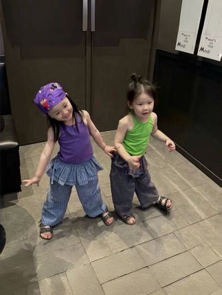 👧萌娃出街炸街神器来啦! 这款壹妈韩版童装女童多巴胺穿搭套装太绝了!夏季背心搭配屁帘裤子,色彩缤纷超亮眼,轻松穿出元气氛围感~面料柔软透气,宝贝穿整天都舒适自在。版型洋气又减龄,怎么搭都时髦!让娃变身时尚小达人,出街秒吸睛✨ #童装推荐 #女童穿搭 #多巴胺穿搭 #韩版童装 #夏日萌娃穿搭