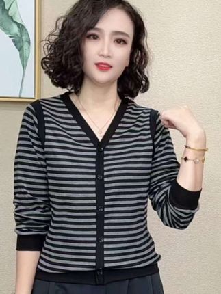 2025洋气百搭减龄显瘦气质新款时尚V领长袖秋款女上衣#秋季新款#遮肉显瘦 #气质穿搭 #减龄穿搭 #长袖t恤