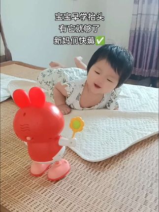 宝宝一个月后就可以开始练习抬头了!奶奶买的这个小兔子太棒了!会唱歌会跳舞,每次都追着看,可以锻炼宝宝抬头能力,还可以让宝宝追视追听,宝宝好喜欢!简直就是#哄娃神器 #自己玩的不亦乐乎#抬头 #婴儿玩具 #宝宝学抬头 #我要上热门🔥 @DOU+小助手