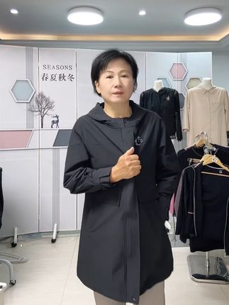 爆款黑色风衣#上热门 #风衣 #穿搭 #中老年#妈妈 @DOU+小助手
