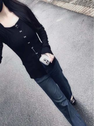 最合适的两个人,就是看透你的脾气,还愿意留下来陪你的人,人到一定年龄就会发现,你需要的不是轰轰烈烈的爱情,而是一个不会离开你的人,哪有什么天生般配的两个人,不过是一个人懂得包容和迁就,另一个呢,懂得适可而止罢了!#穿搭 #早秋穿搭