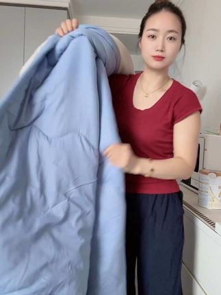 换季了,提前给家里安排一床秋冬被子,没想到几十块质量这么好!面料柔软舒适,盖着软糯糯的,轻盈不压身,脏了洗衣机就能洗!不想洗可以套被罩太满意啦#居家好物 #家纺床上用品#牛奶绒被子