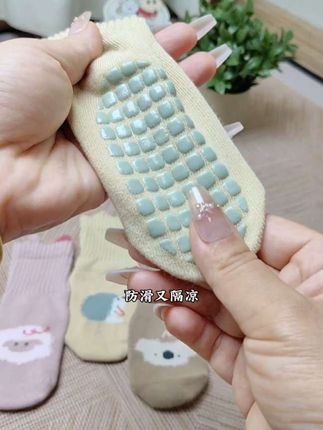 五朵棉儿童防滑地板袜,A类新疆长绒棉透亲肤设计,脚底防滑颗粒➕加宽螺纹袜口,学步跑跳不打滑不勒脚,妈妈超放心。#地板袜 #儿童地板袜 #防滑袜 #好物推荐 #儿童袜子