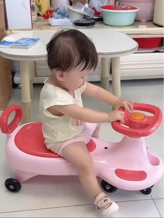 小朋友都喜欢的#扭扭车 来啦,出门再也不让抱着了,自己骑着车都走了,承重力强可亲子同乘,大人也可以玩#儿童玩具 #萌娃骑车 #带娃出门