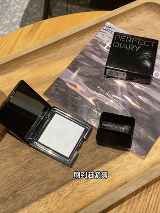 化完妆爱出油脱妆的,一定要试试#完美日记#精华蜜粉饼 #底妆 #定妆 #粉饼