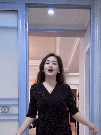 气质显瘦连衣裙 贼遮肉贼好看 上身秒瘦十来斤 绑带收腰搭配亮钻 时尚又洋气 姐妹们赶紧来试试#遮肉显瘦#显瘦连衣裙 #气质穿搭#谁穿谁好看系列 #优雅气质